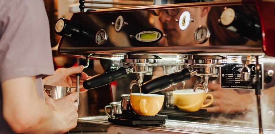 Geleneksel Espresso Makineleri: Kahve Severler İçin Otantik Bir Deneyim