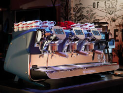 Faema E71 A/3 Touch Blue Pearl Tam Otomatik Espresso Kahve Makinesi, 3 Gruplu - Faema